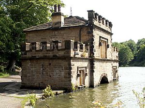 NewmillerdamBoathouse(JohnFielding)Jul2007