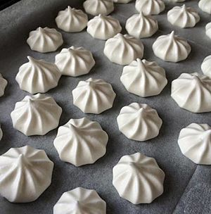 Vegan meringue kisses (cropped) 1