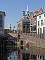 Maassluis, straatzicht de Wip met de Sluis GM055627-34, het voormalig stadhuis RM26604 en beeld van Fredie Kloen met boei foto6 2016-06-06 11.44