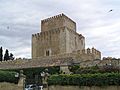 Torre del Homenaje del Castillo de Enrique II desde la Plaza del Castillo, con barrera de 1507 en primer plano