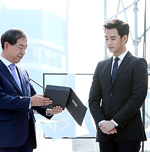 141025 Kim Soo-hyun (2) (cropped)