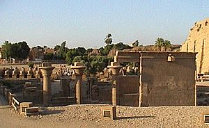 Parvis Karnak d