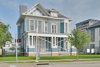 Arthur B. Cohn House (HDR).jpg