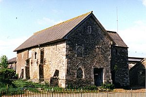 Barn at Golden Manor Geograph-1696874-by-D-Gore