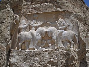 Bas relief nagsh-e-rostam couronnement