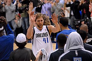 Dirk Nowitzki high fives 2013