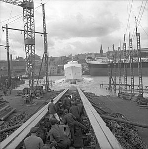 Radiant II is launched into the River Wear (14508024713)