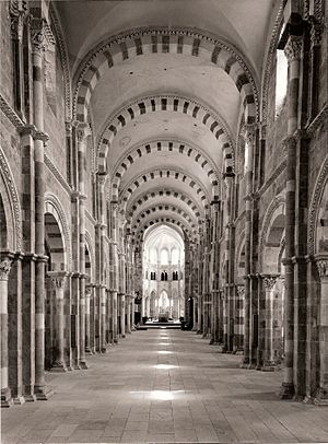 Nef de la basilique de Vézelay à 14h27 le 23 juin 1976