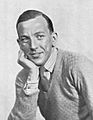 Noel-Coward-in-jumper 1925