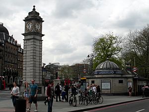 Clapham Common Station (8714314415).jpg