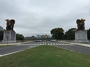 2016-10-07 12 40 22 View north from the south end of the Rock Creek and Potomac Parkway at the Lincoln Memorial Circle in Washington, D.C.