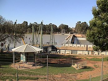 Lock 1 and weir at Blanchetown.JPG